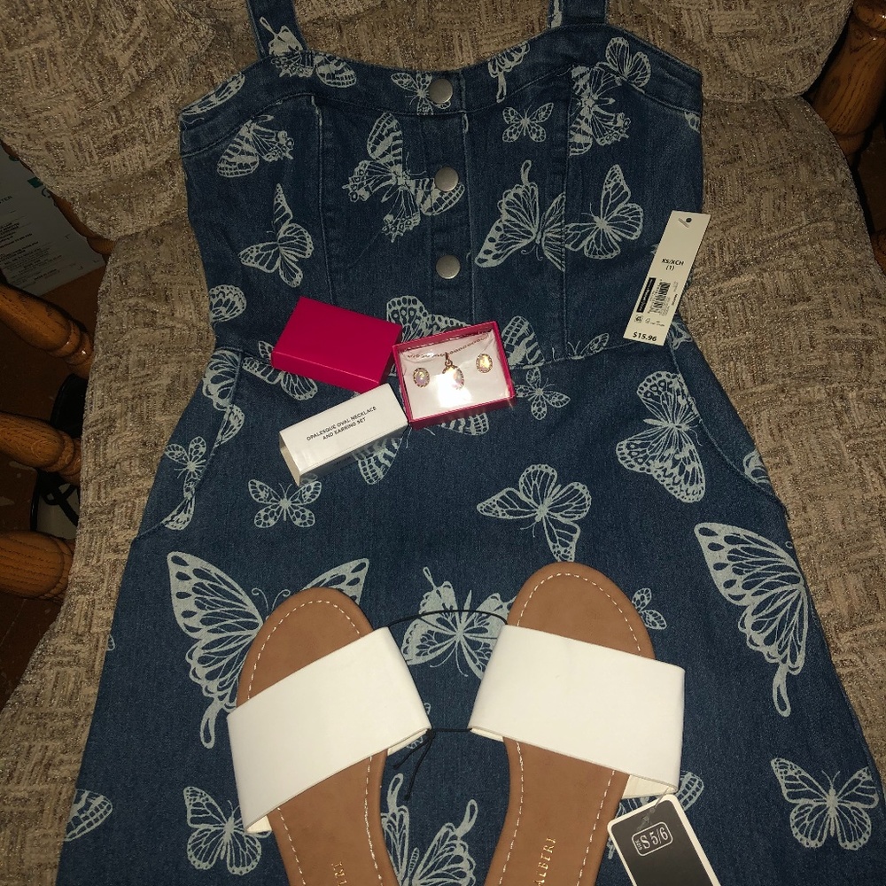 Dress /Jewelry /Sandals
